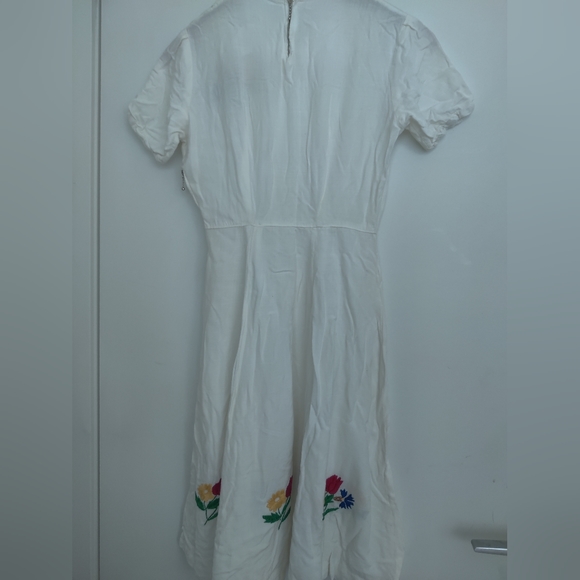 White Summer Dress with Flowers Size XS (24 inch waist) - Picture 2 of 5